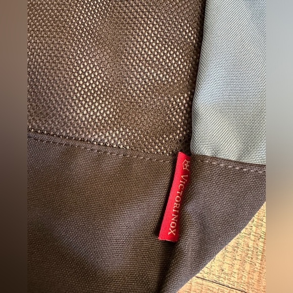 Victorinox messenger bag flap buckles lots of storage laptop book bag like new - Picture 4 of 8